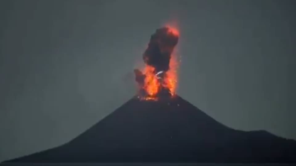  بركان كراكاتوا الإندونيسي
